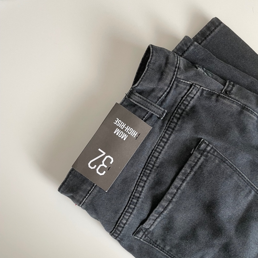 UO BDG Mom-High Rise Jeans Black Acid Wash